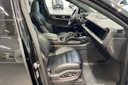 musta Porsche Cayenne 2024 kuva 23.