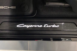 musta Porsche Cayenne 2024 kuva 25.