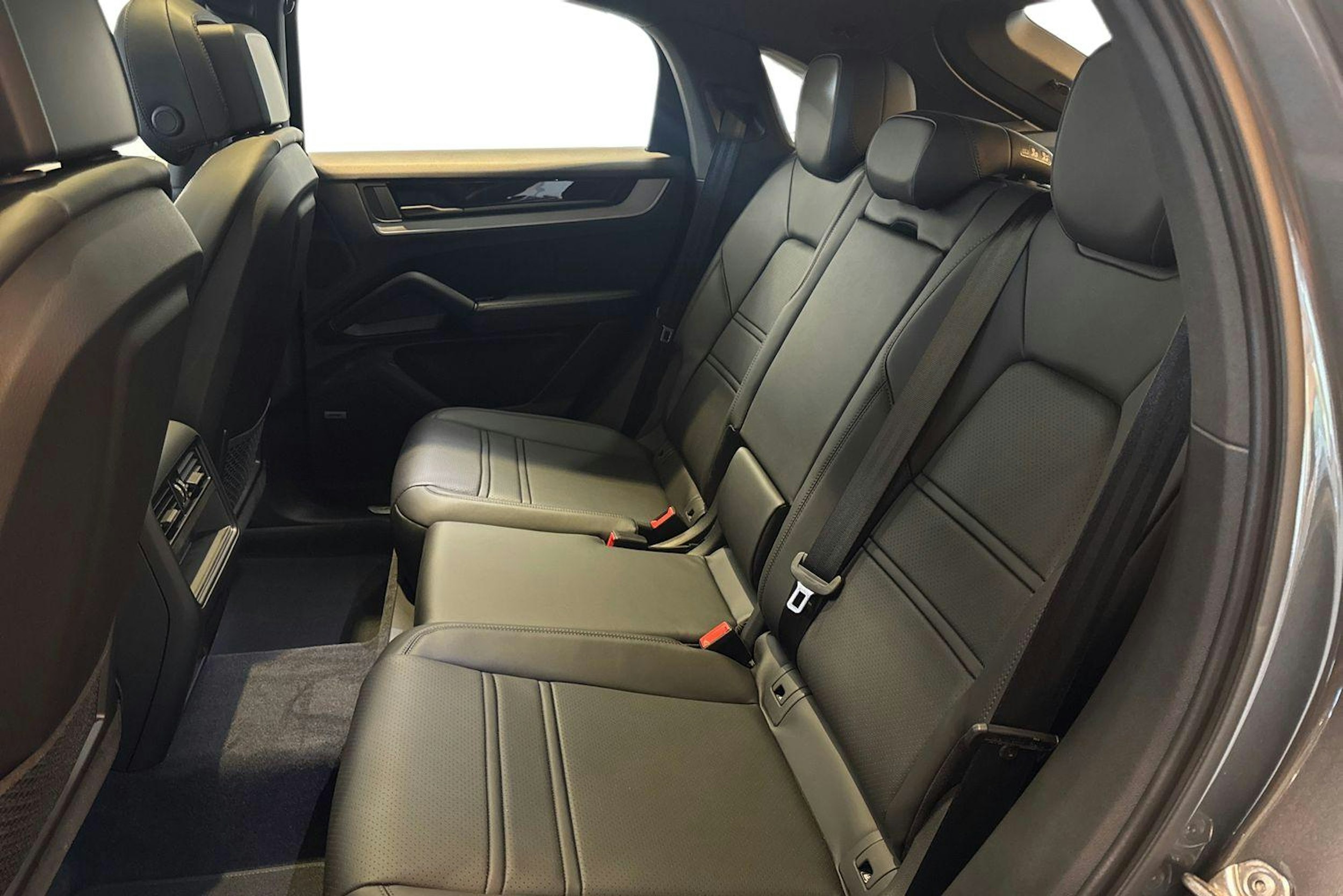 harmaa Porsche Cayenne 2024 kuva 8.