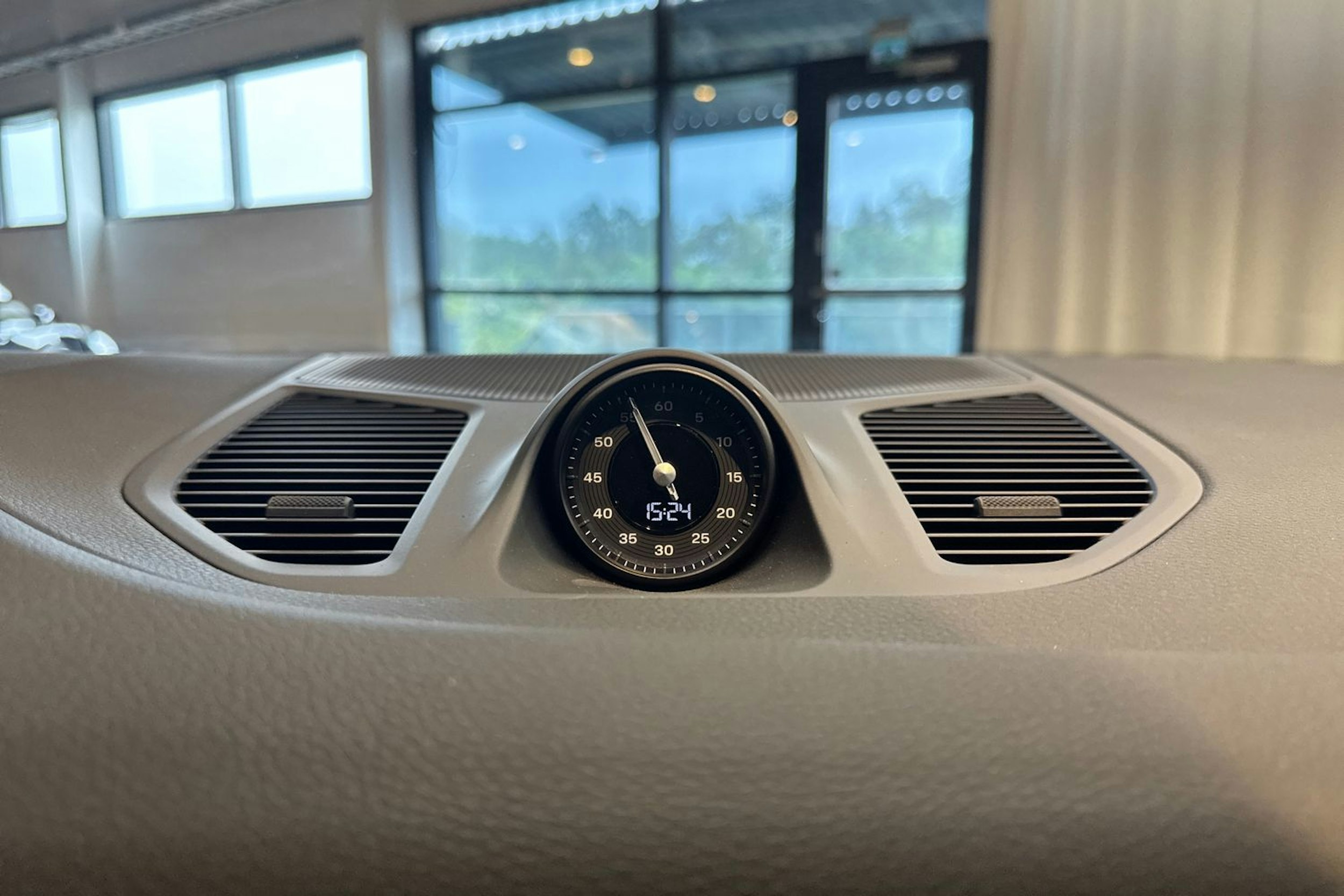 harmaa Porsche Cayenne 2024 kuva 14.