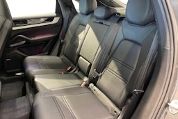met. harmaa Porsche Cayenne 2024 kuva 8.