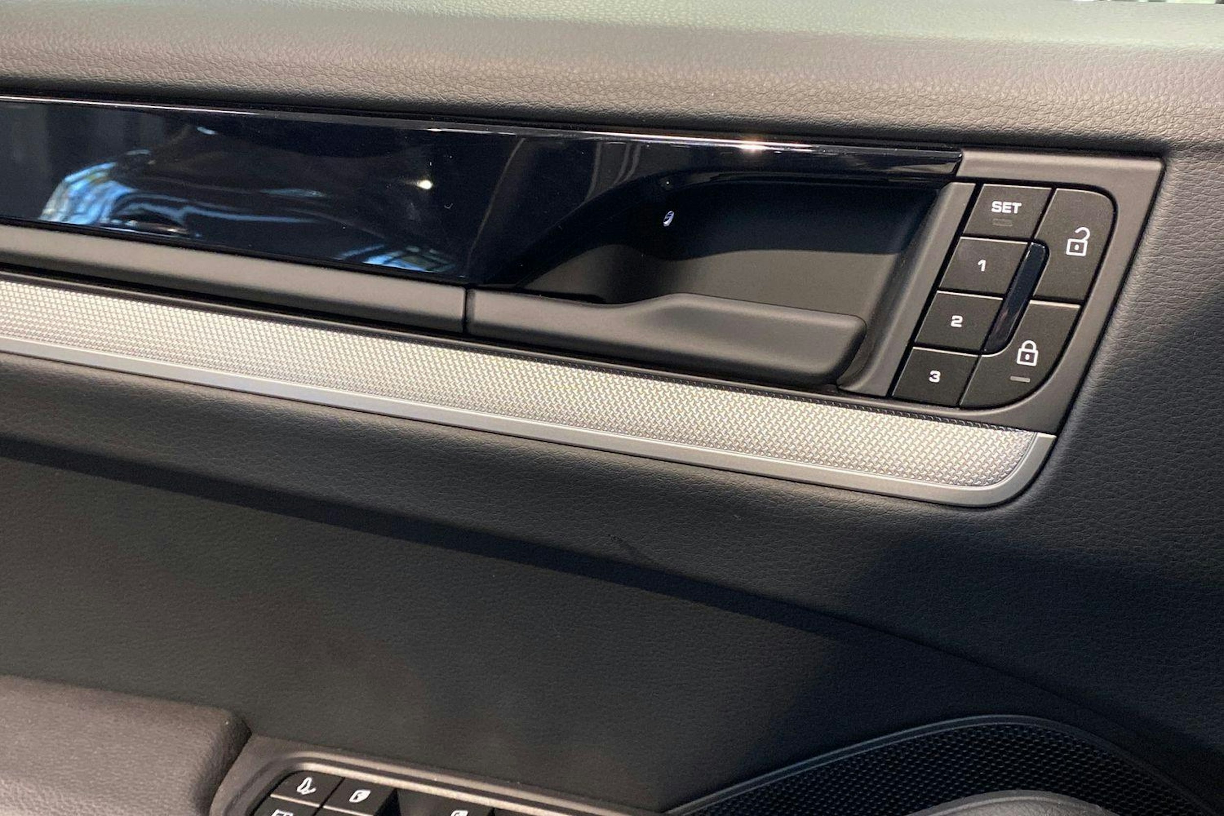 met. harmaa Porsche Cayenne 2024 kuva 17.