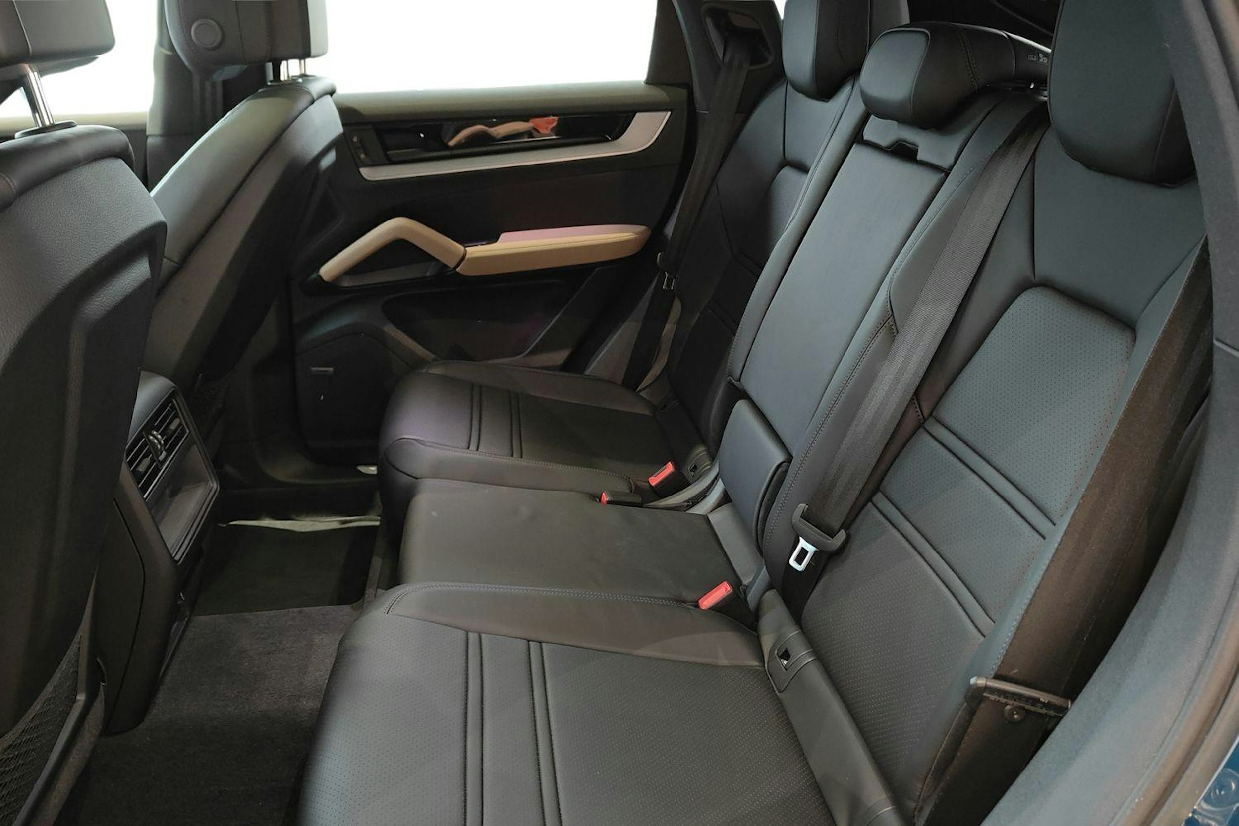 sininen Porsche Cayenne 2024 kuva 8.