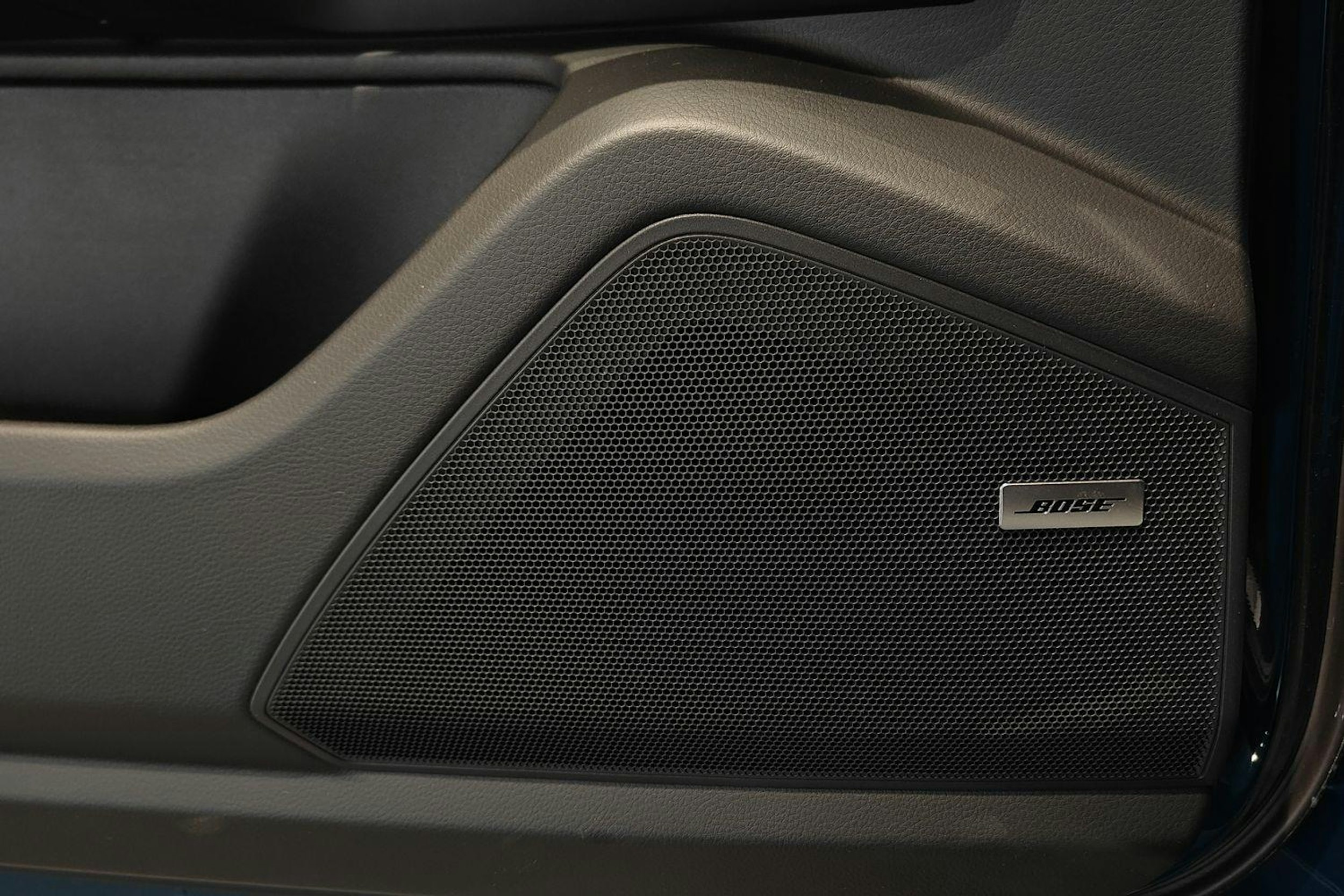 sininen Porsche Cayenne 2024 kuva 12.
