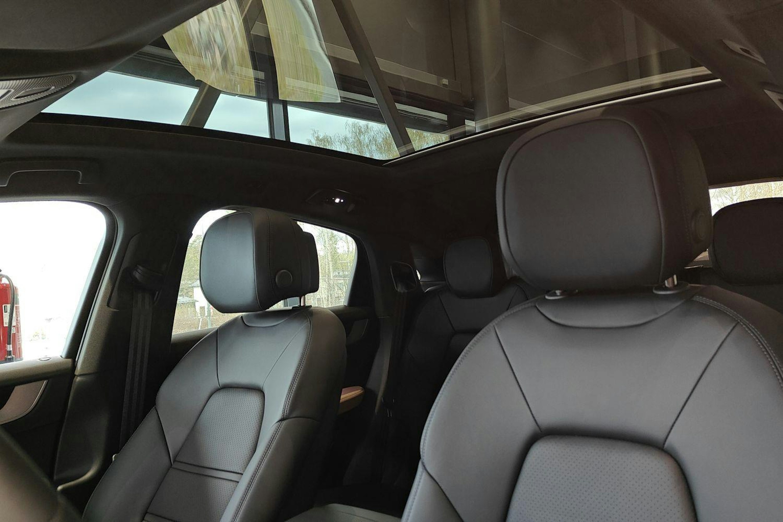 sininen Porsche Cayenne 2024 kuva 13.