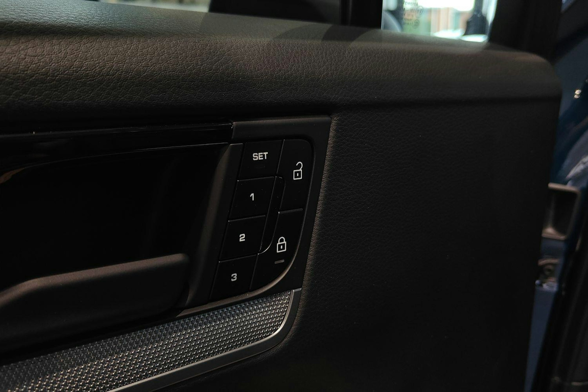 sininen Porsche Cayenne 2024 kuva 14.