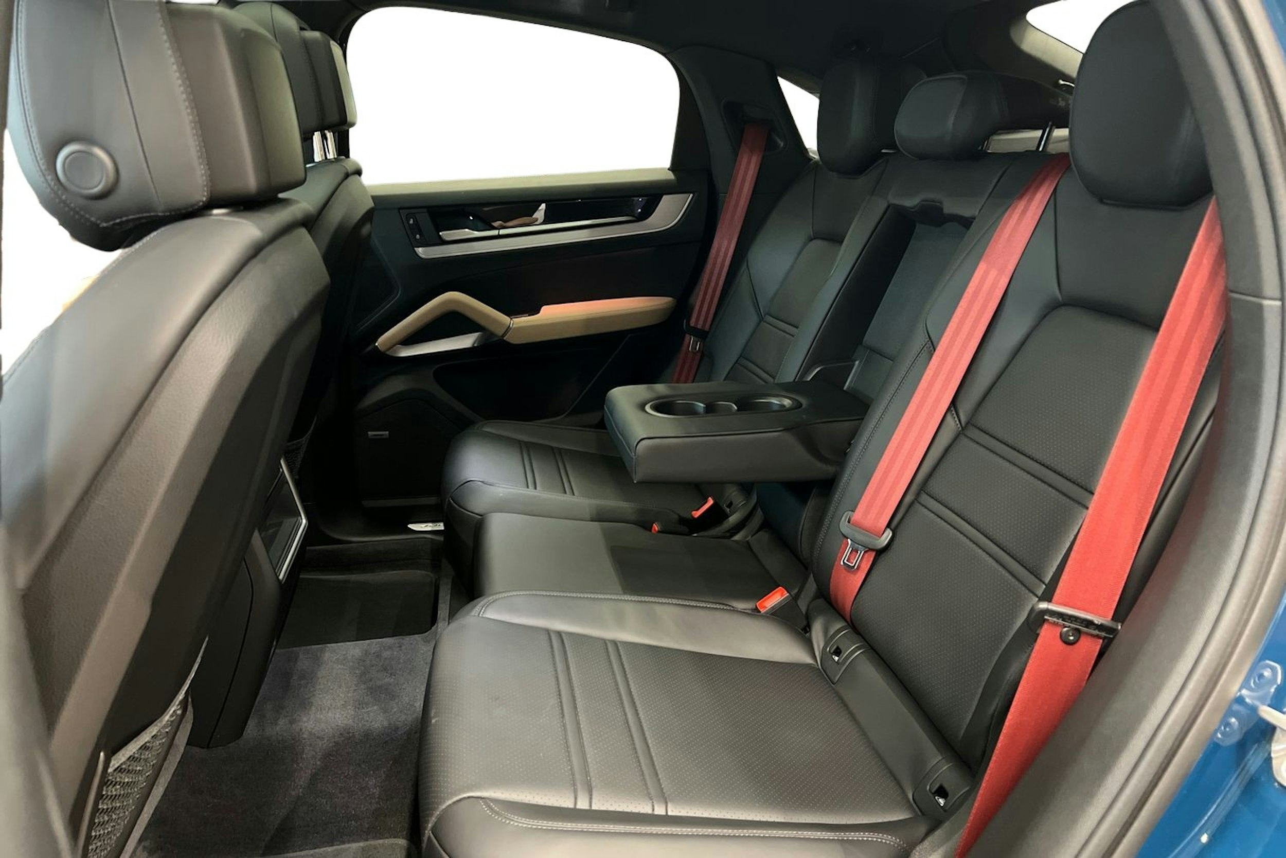 Sininen Porsche Cayenne 2024 kuva 7.