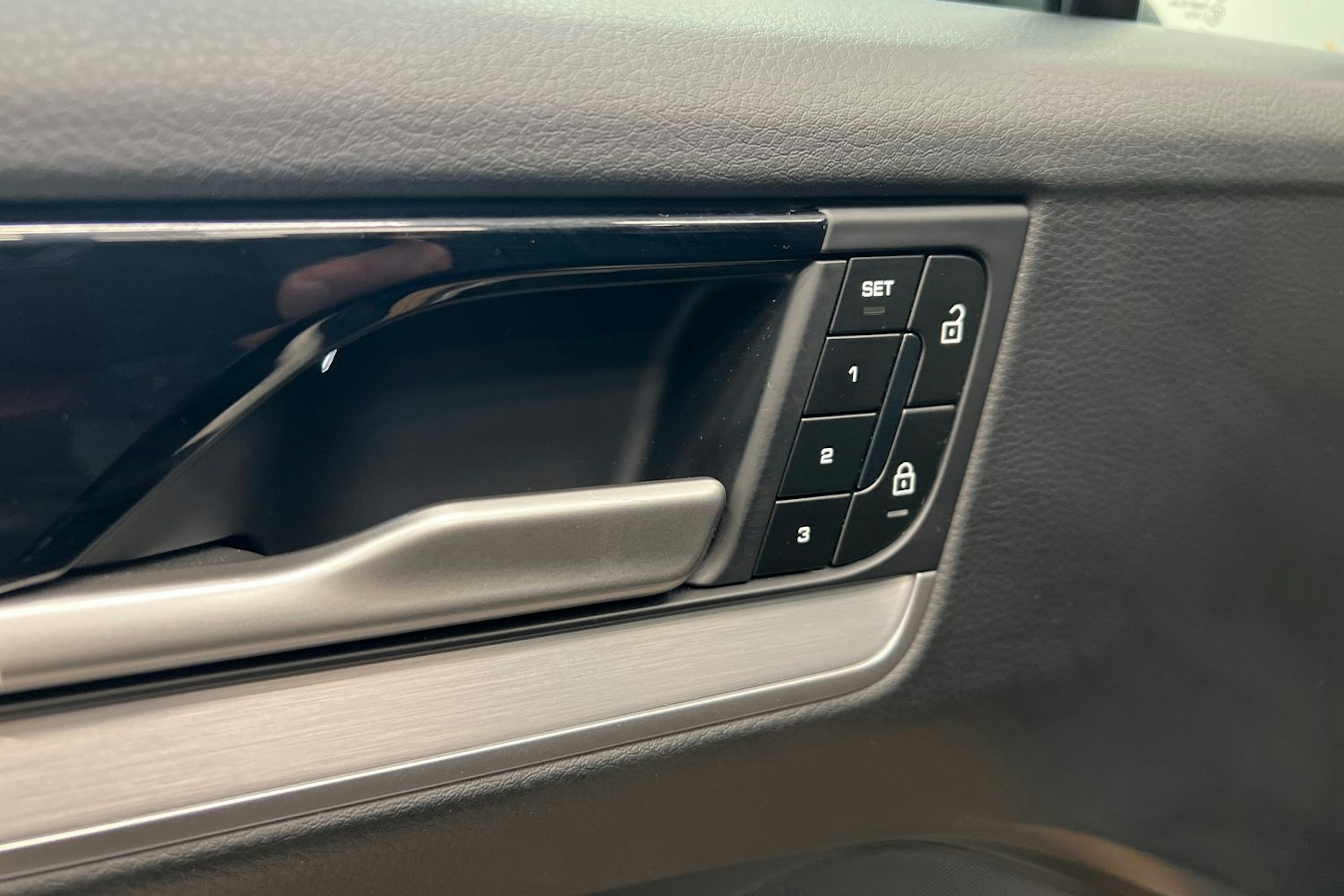 Sininen Porsche Cayenne 2024 kuva 10.
