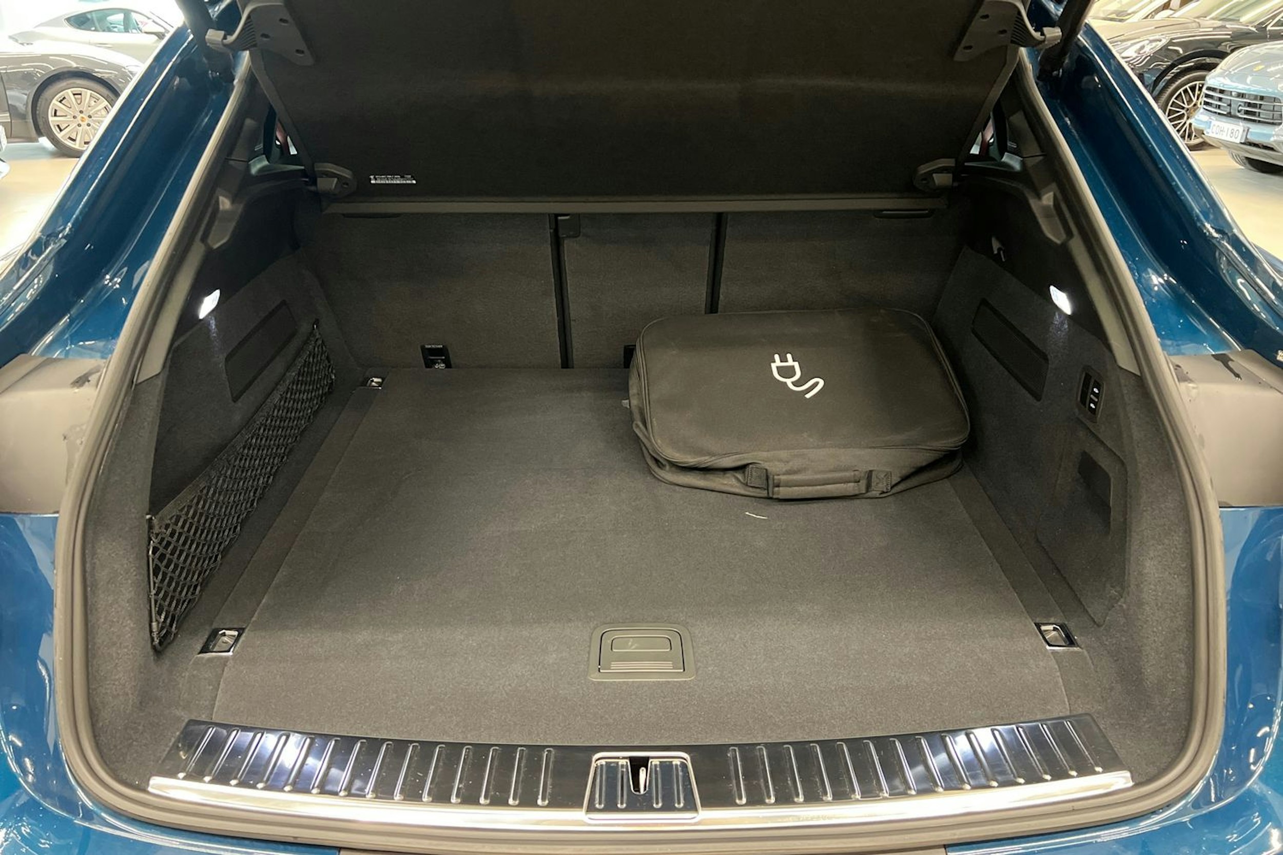 Sininen Porsche Cayenne 2024 kuva 11.