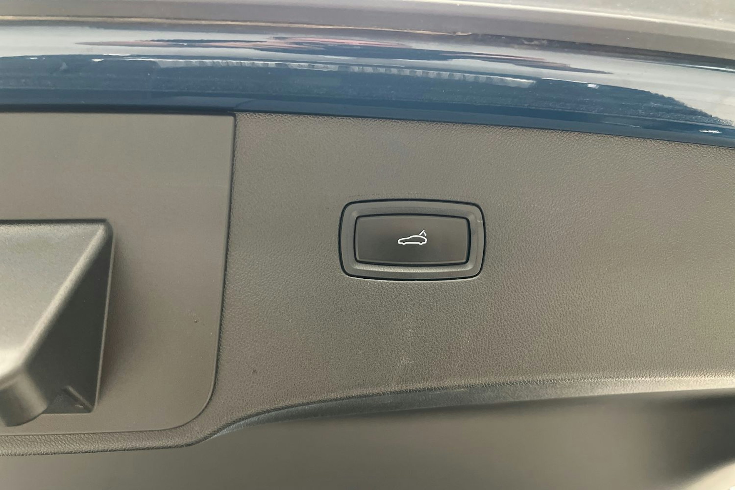 Sininen Porsche Cayenne 2024 kuva 12.
