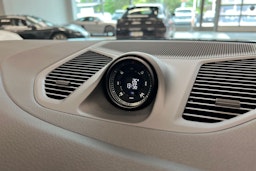 Sininen Porsche Cayenne 2024 kuva 13.