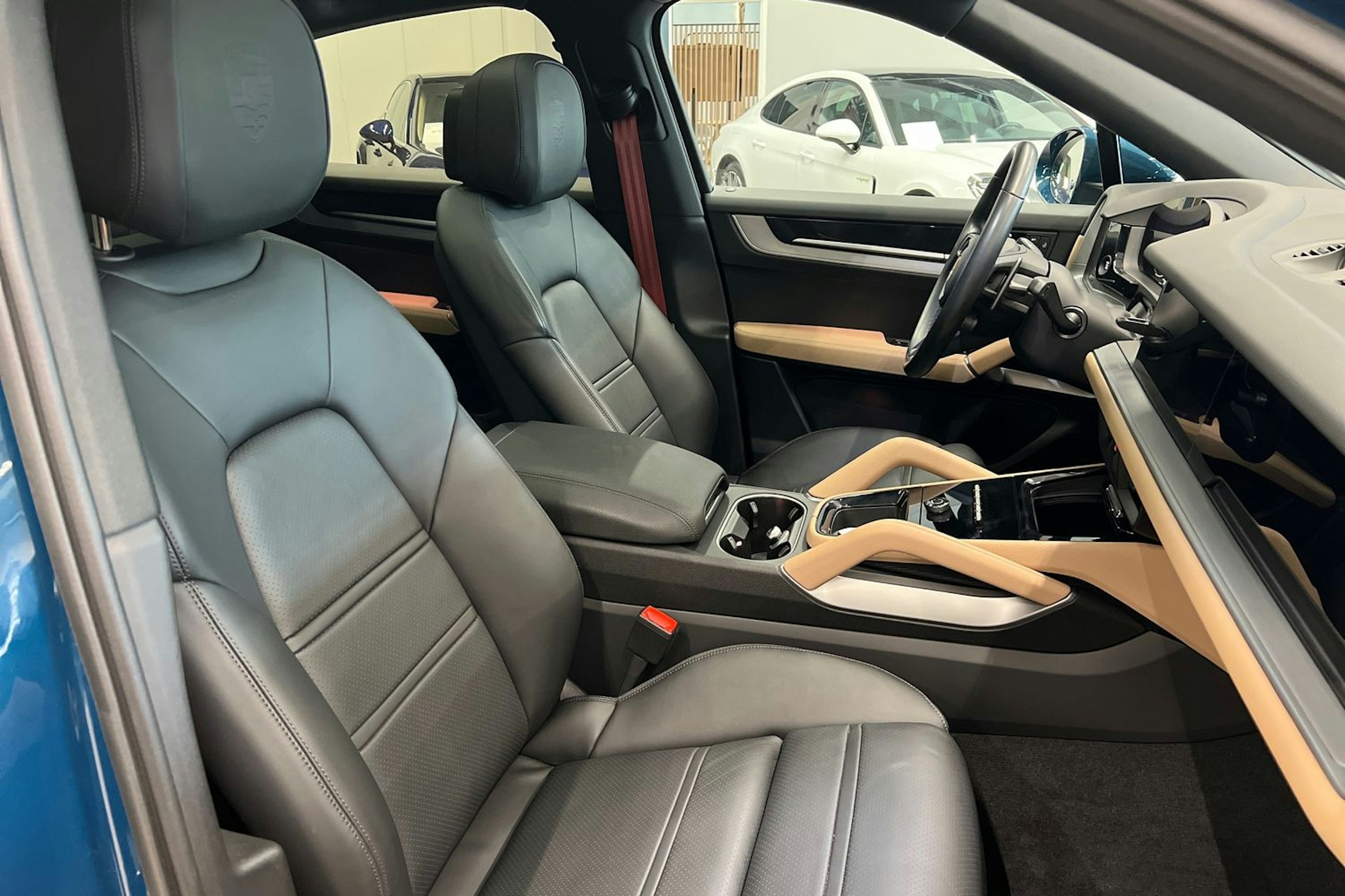 Sininen Porsche Cayenne 2024 kuva 15.