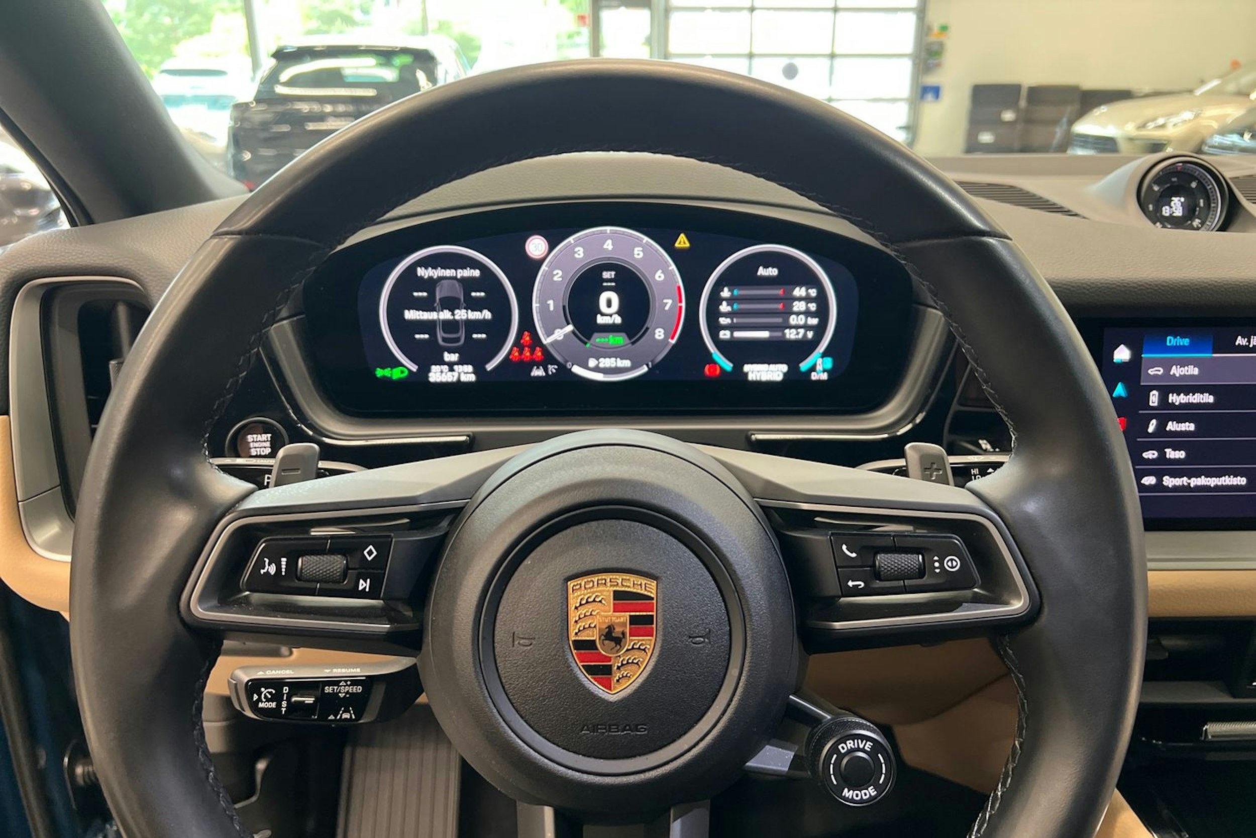 Sininen Porsche Cayenne 2024 kuva 18.