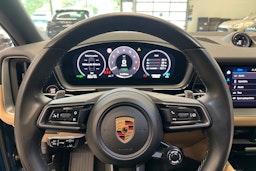 Sininen Porsche Cayenne 2024 kuva 18.