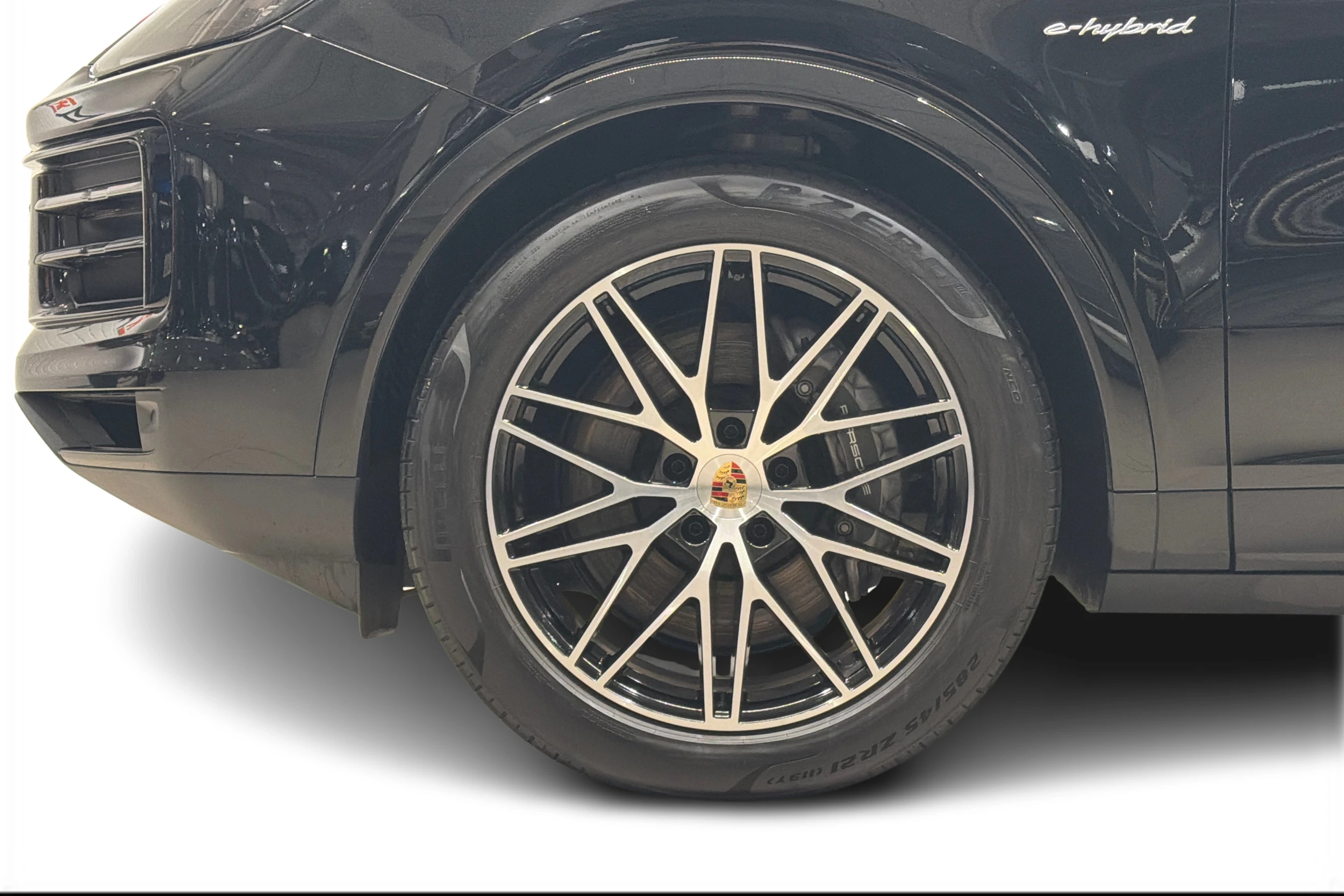 musta Porsche Cayenne 2024 kuva 7.