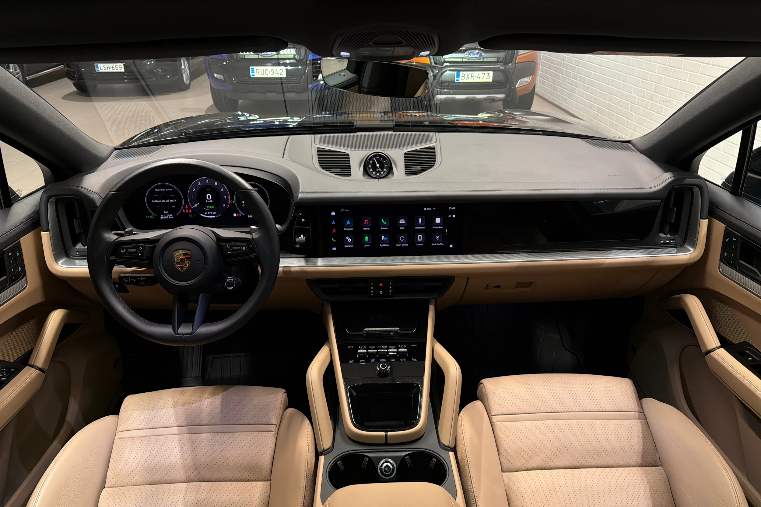 musta Porsche Cayenne 2024 kuva 8.
