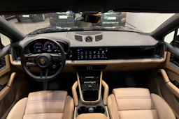 musta Porsche Cayenne 2024 kuva 8.