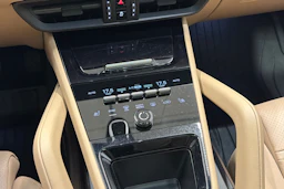 musta Porsche Cayenne 2024 kuva 10.