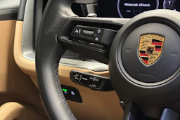 musta Porsche Cayenne 2024 kuva 13.