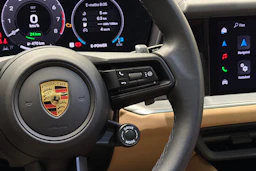 musta Porsche Cayenne 2024 kuva 14.