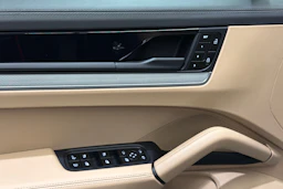 musta Porsche Cayenne 2024 kuva 15.