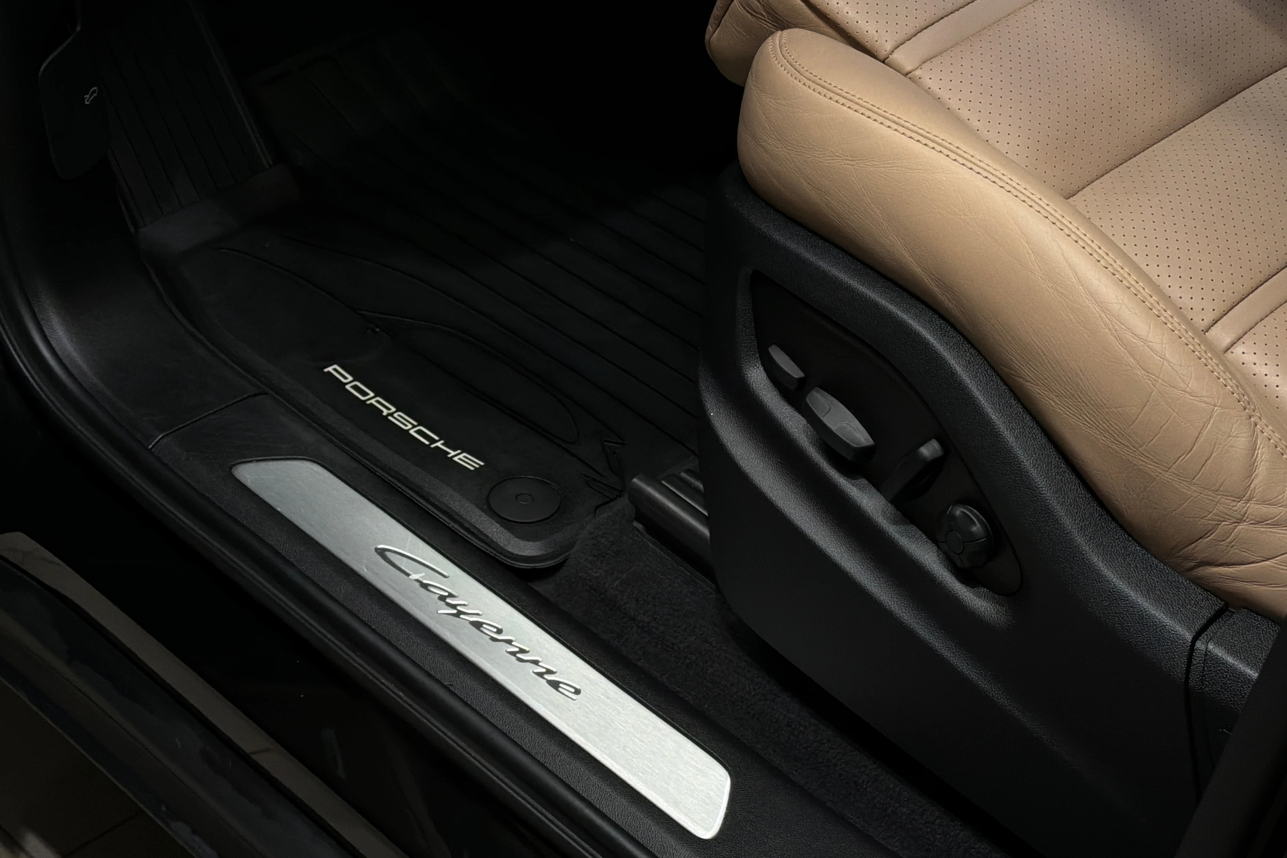 musta Porsche Cayenne 2024 kuva 17.