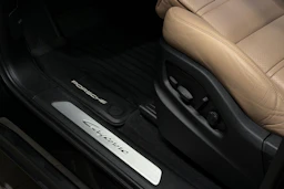 musta Porsche Cayenne 2024 kuva 17.