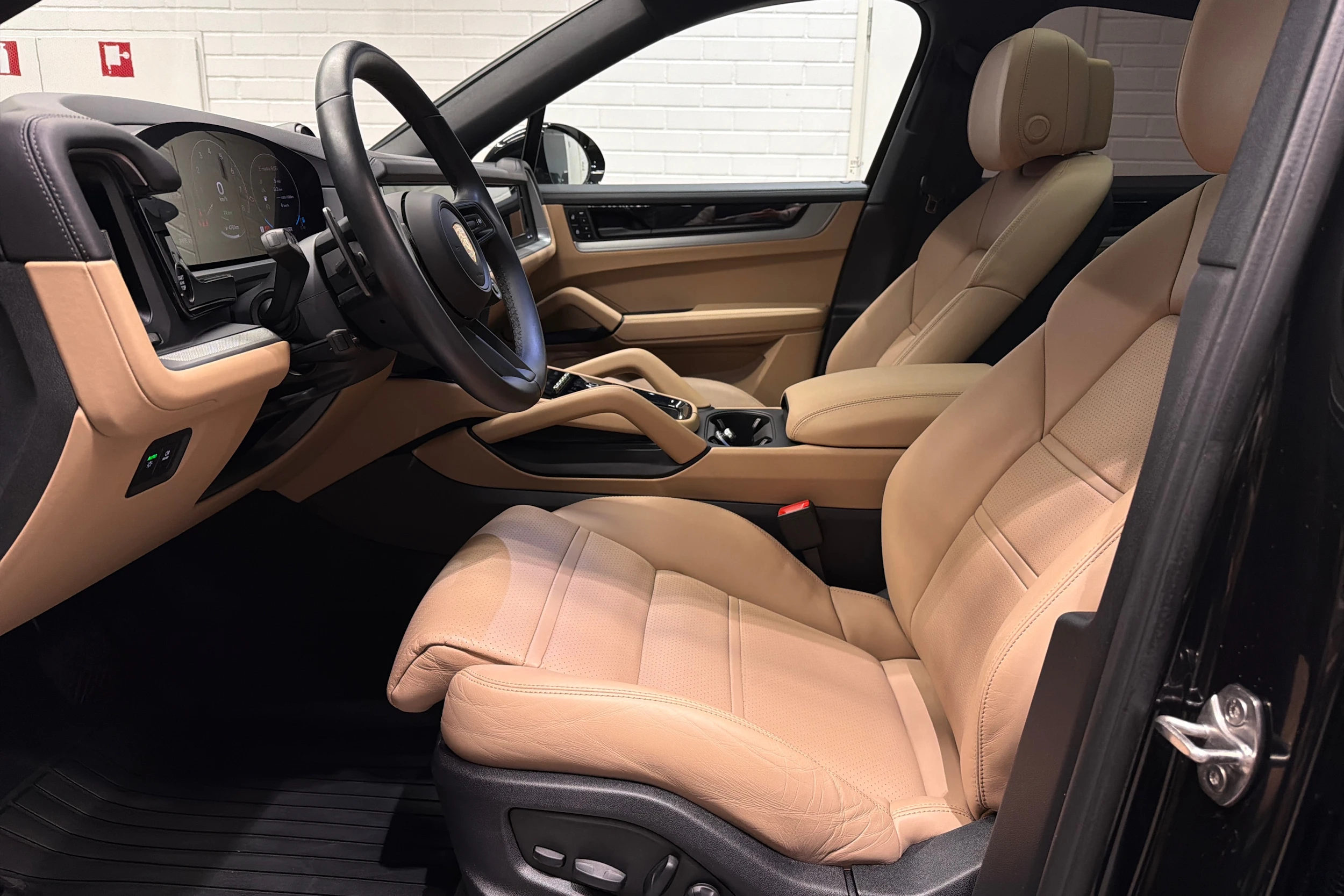 musta Porsche Cayenne 2024 kuva 18.