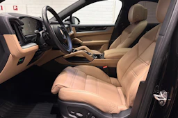 musta Porsche Cayenne 2024 kuva 18.