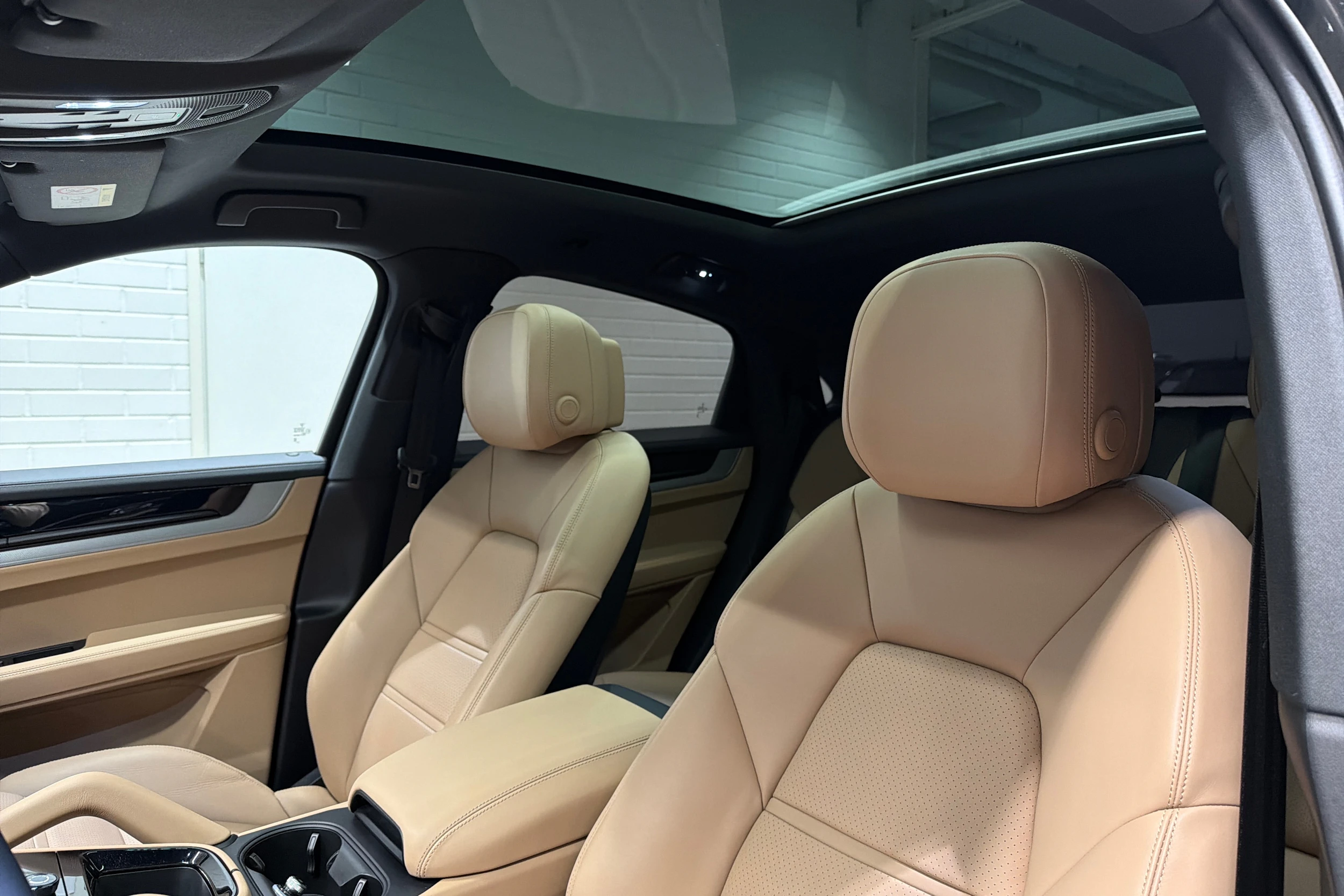musta Porsche Cayenne 2024 kuva 19.