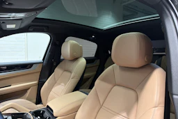 musta Porsche Cayenne 2024 kuva 19.