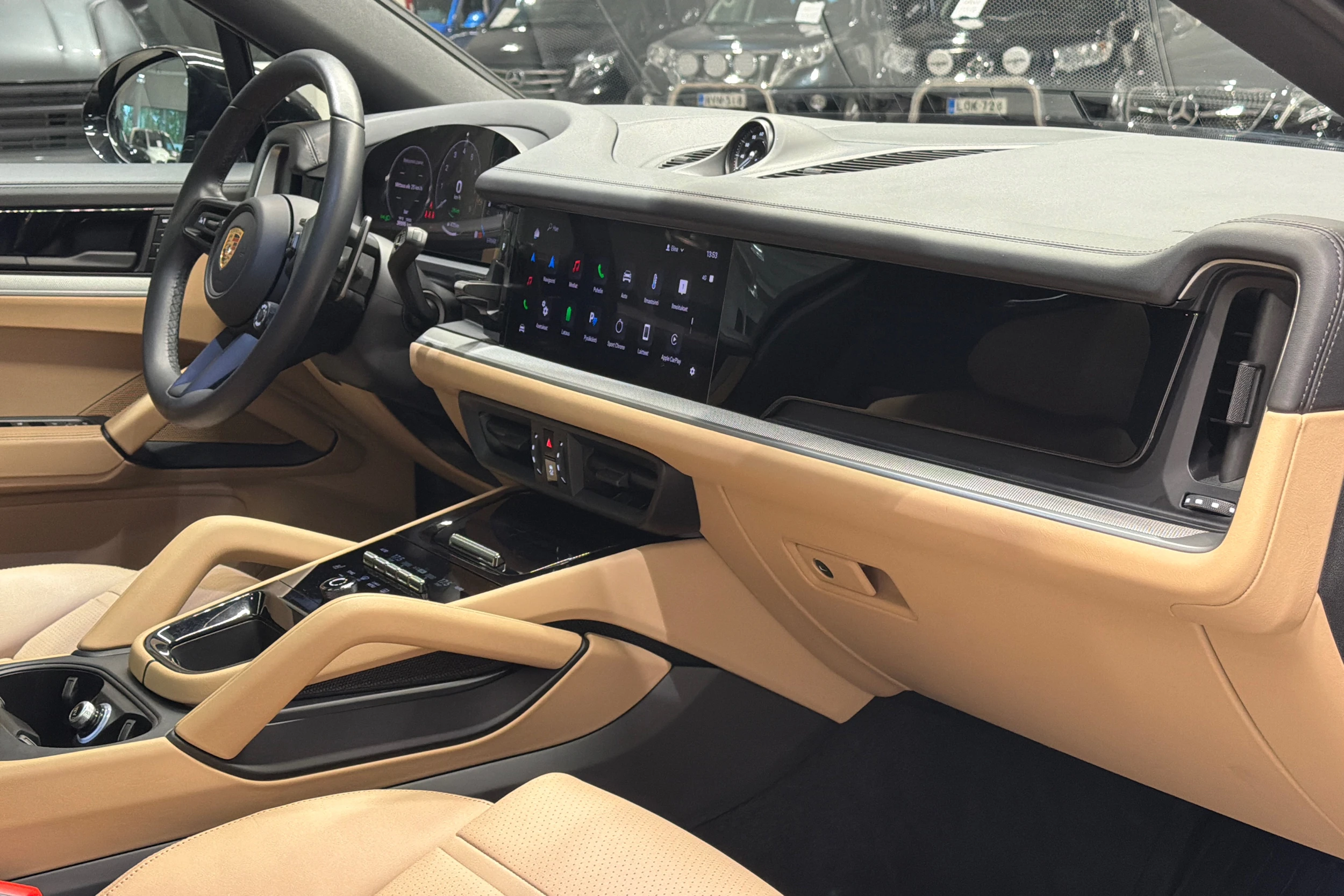musta Porsche Cayenne 2024 kuva 20.