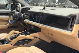 musta Porsche Cayenne 2024 kuva 20.