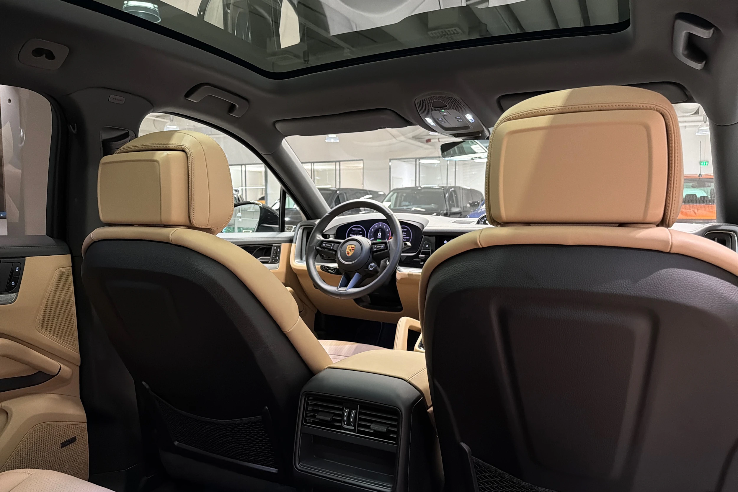musta Porsche Cayenne 2024 kuva 21.