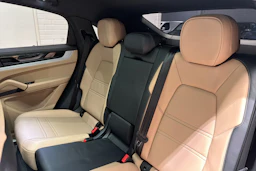 musta Porsche Cayenne 2024 kuva 22.