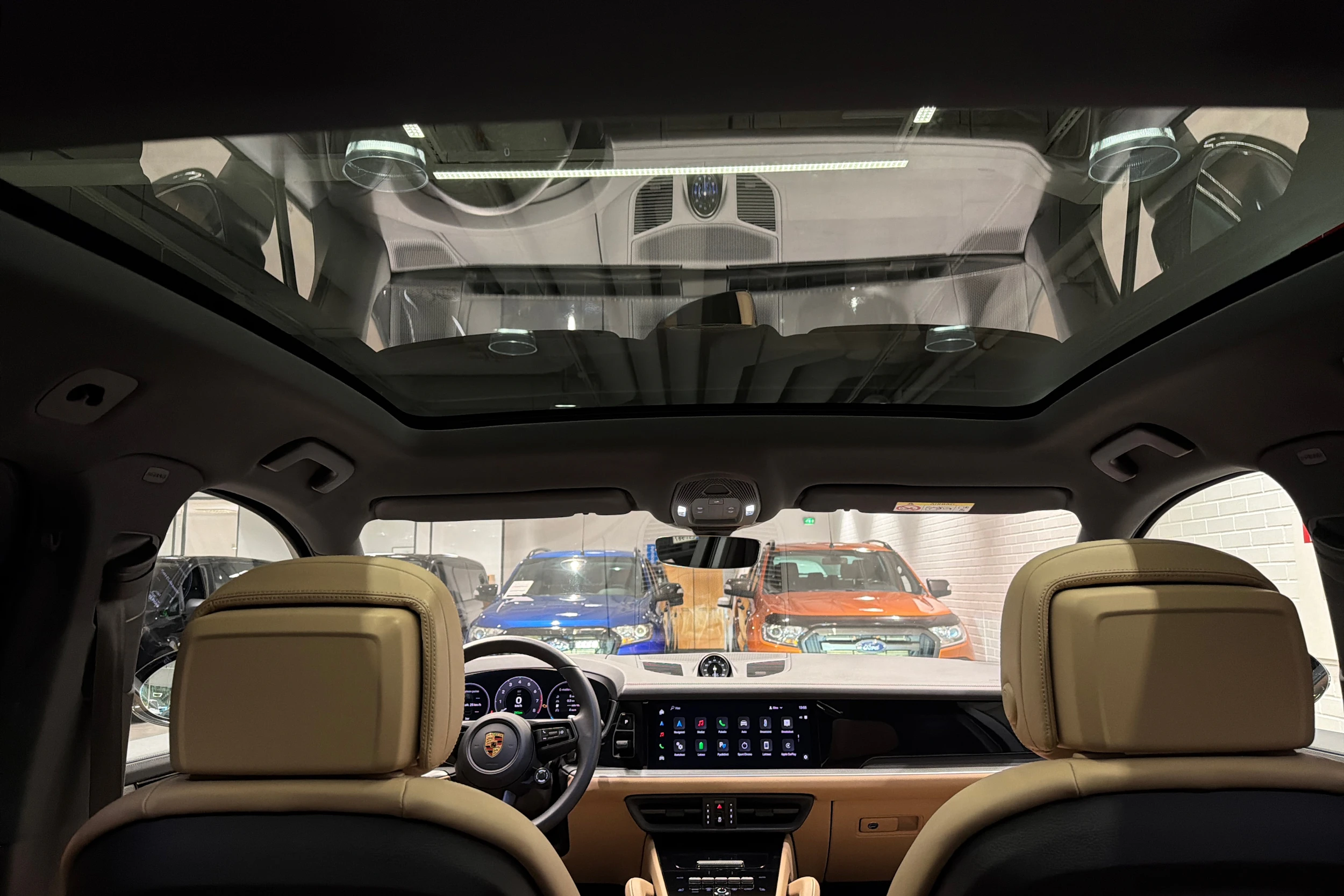 musta Porsche Cayenne 2024 kuva 23.