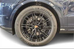 sininen Porsche Cayenne 2025 kuva 9.