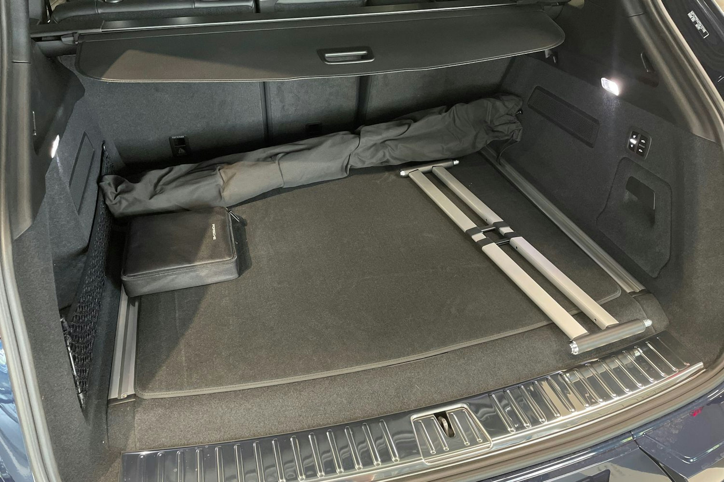 sininen Porsche Cayenne 2025 kuva 20.