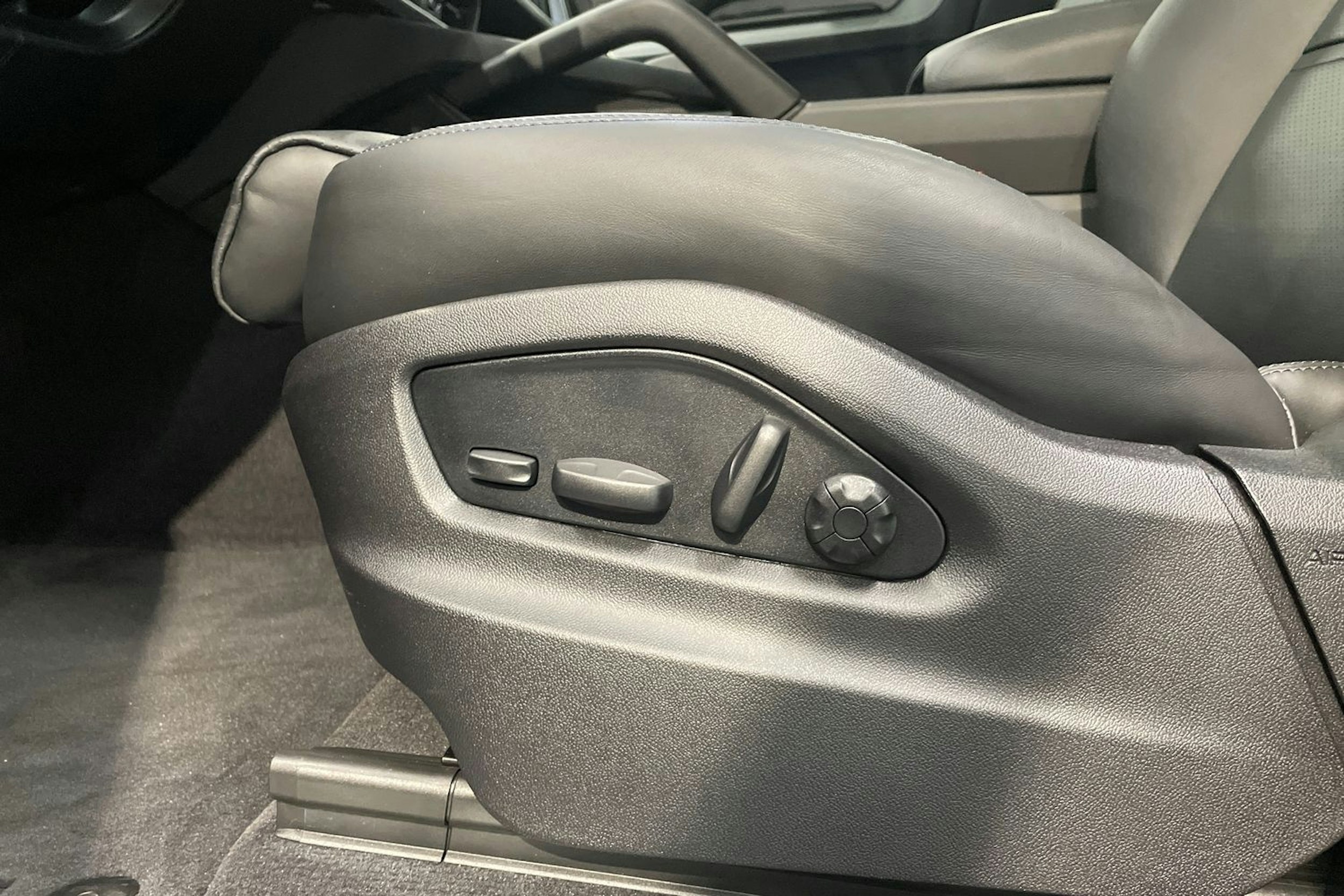 sininen Porsche Cayenne 2025 kuva 23.