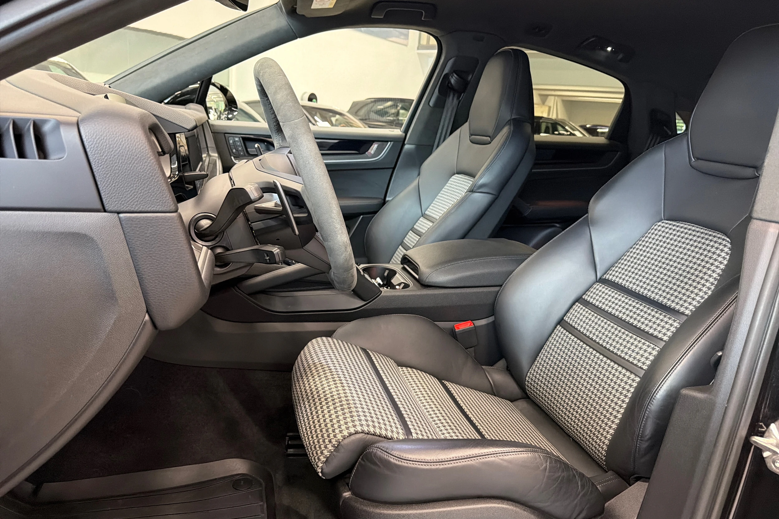 met. Musta Porsche Cayenne 2025 kuva 10.