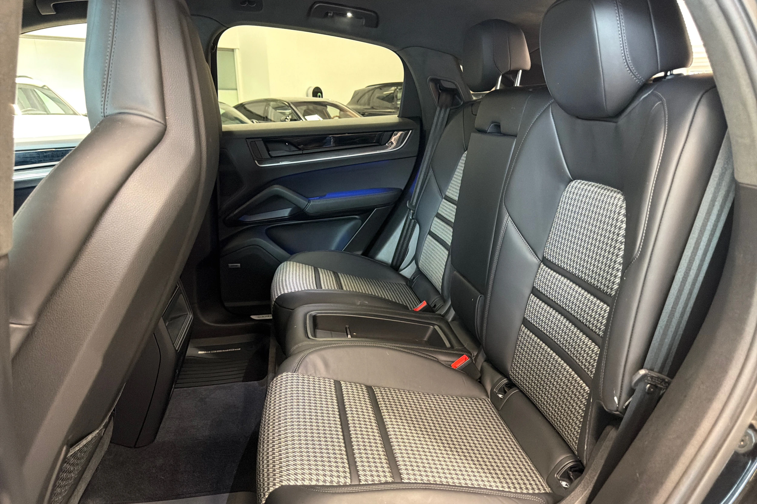 met. Musta Porsche Cayenne 2025 kuva 11.