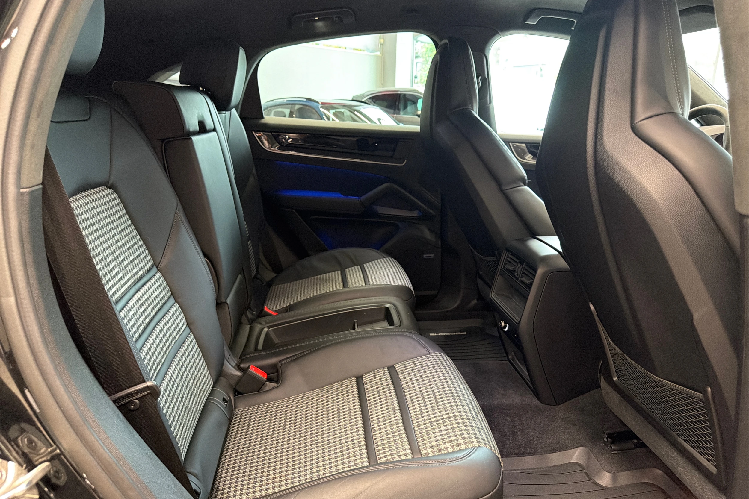 met. Musta Porsche Cayenne 2025 kuva 14.