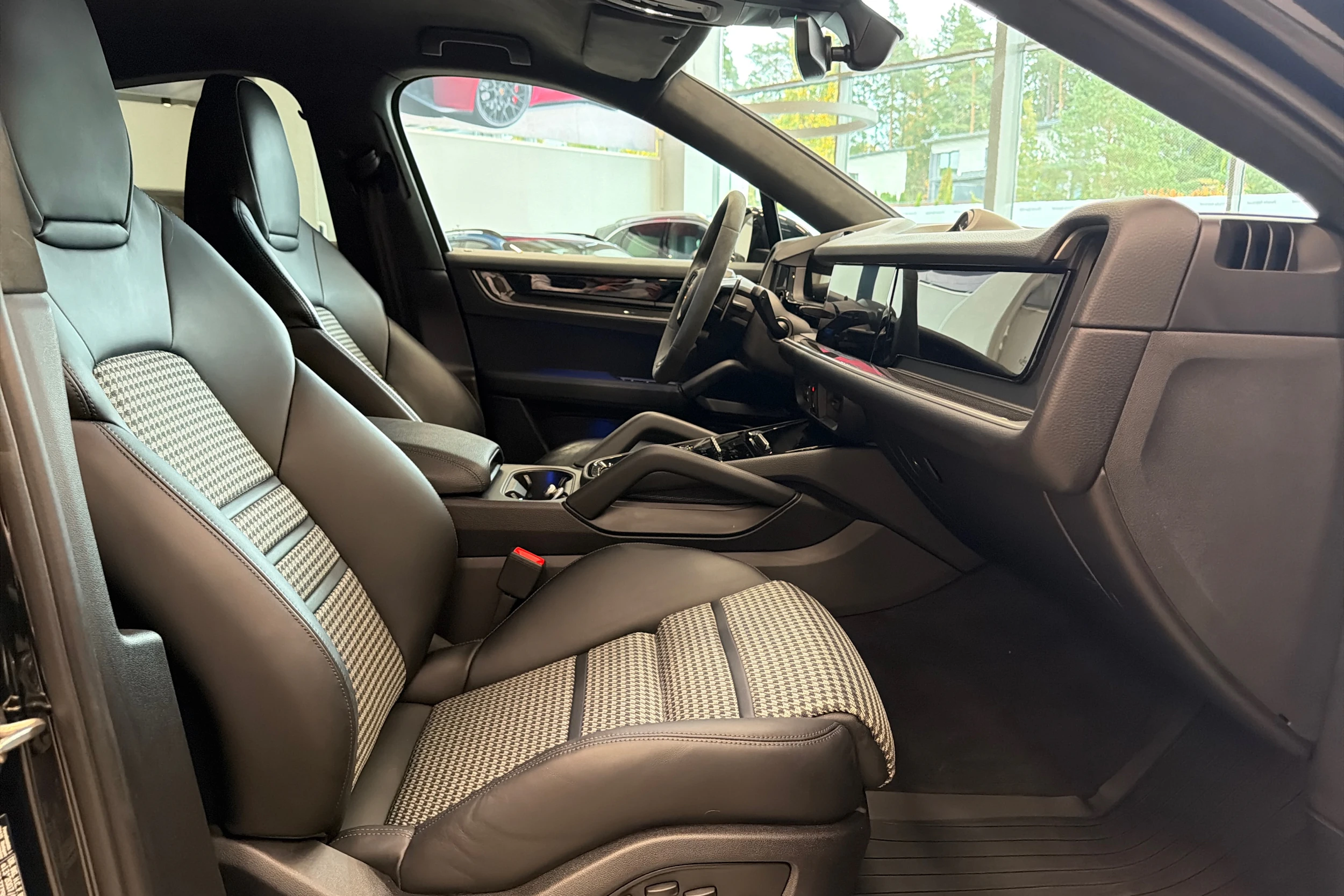 met. Musta Porsche Cayenne 2025 kuva 15.