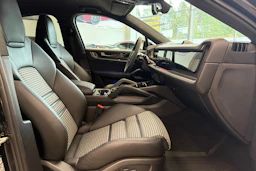met. Musta Porsche Cayenne 2025 kuva 15.