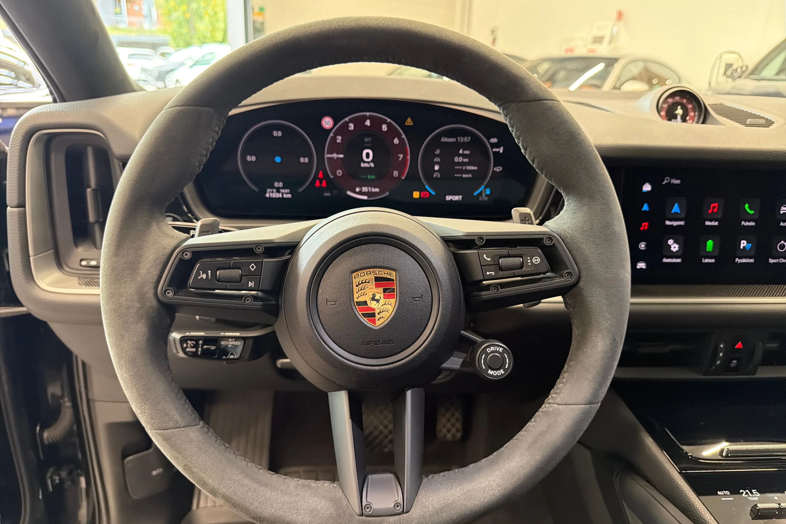 met. Musta Porsche Cayenne 2025 kuva 16.