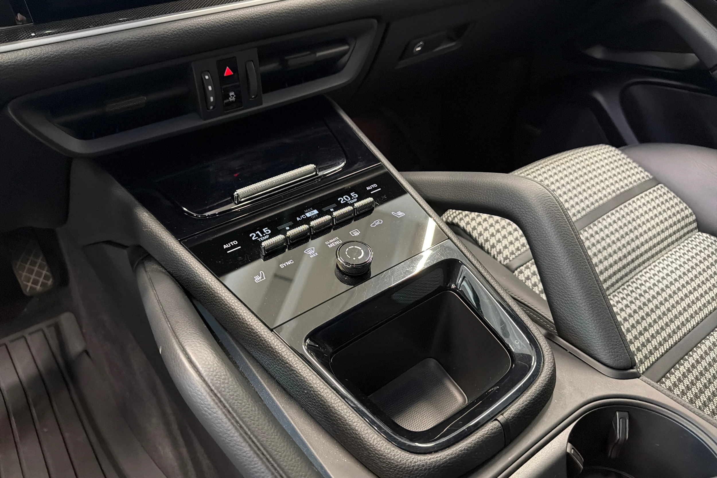met. Musta Porsche Cayenne 2025 kuva 19.