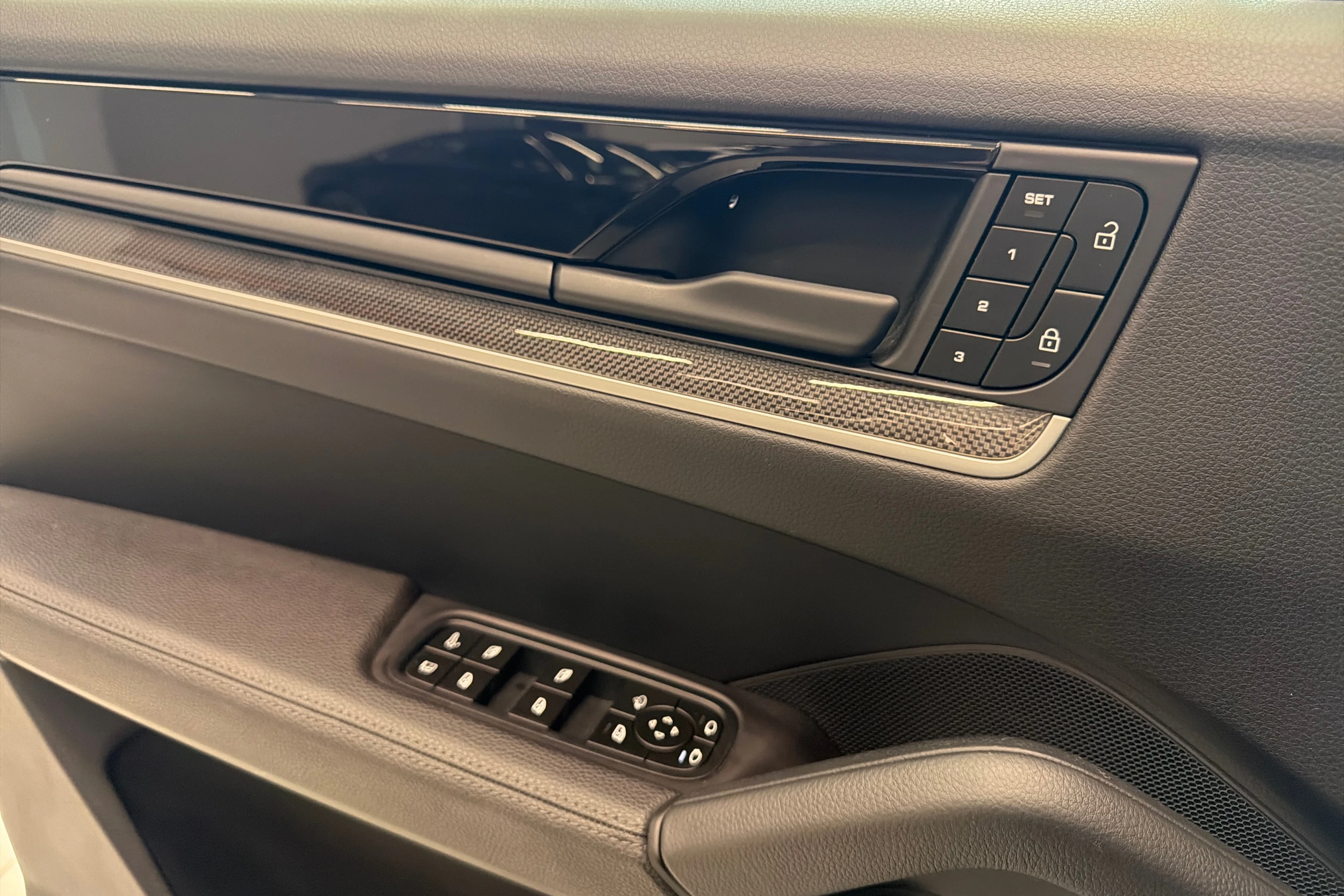 met. Musta Porsche Cayenne 2025 kuva 22.