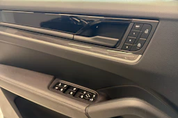 met. Musta Porsche Cayenne 2025 kuva 22.