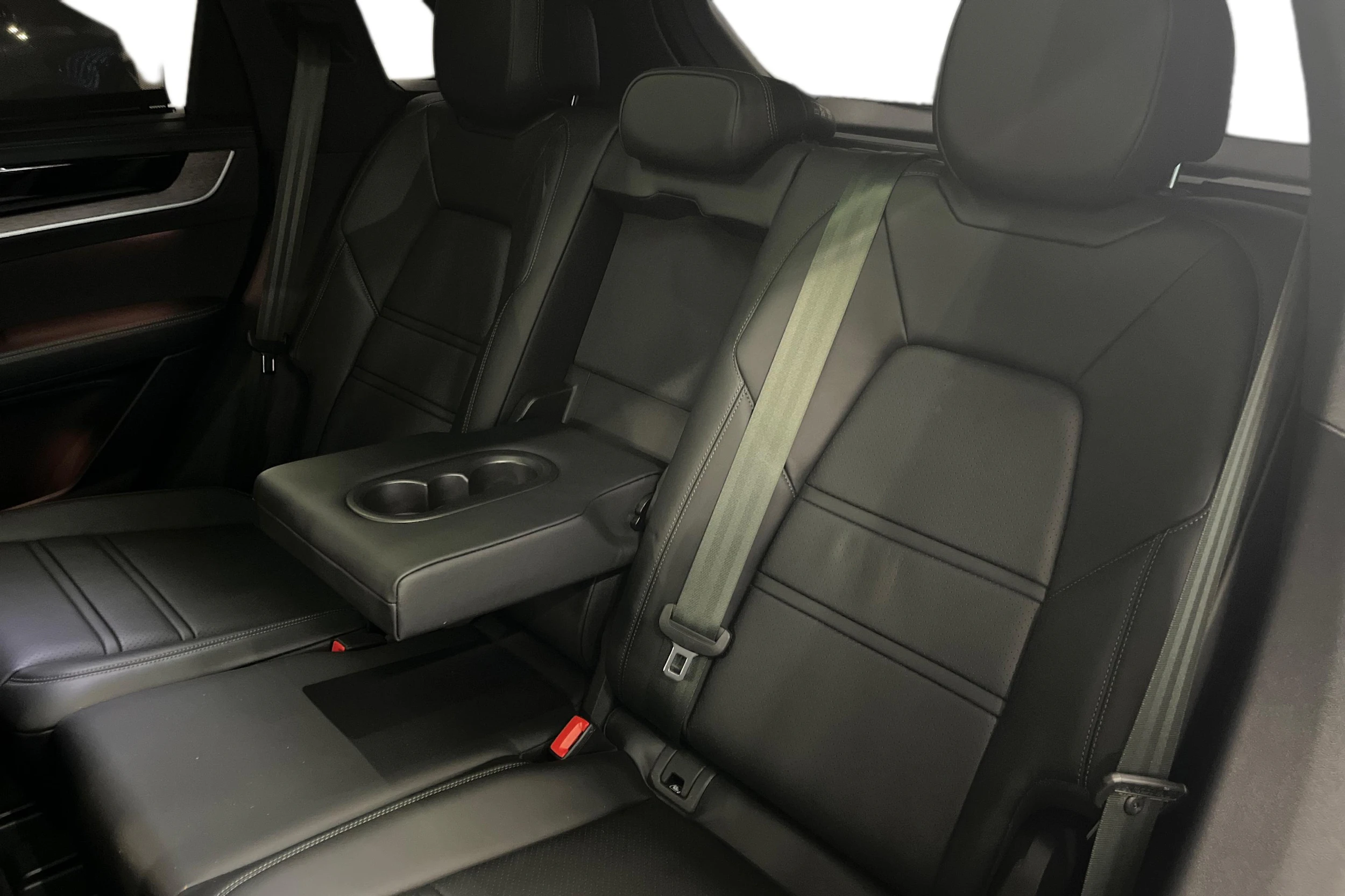 met. vihreä Porsche Cayenne 2025 kuva 8.
