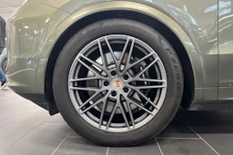 met. vihreä Porsche Cayenne 2025 kuva 10.
